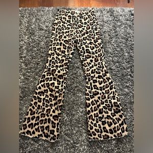 Size M Cheetah print bell bottoms from Buckle, in great condition, worn twice.